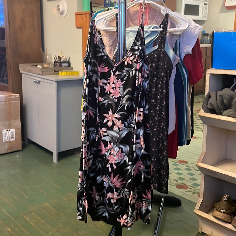 Flower printed black right above knee dress.